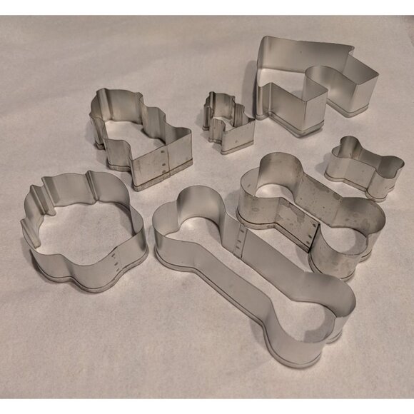 Dog Themed Cookie Cutter Set Dog House Bone fire Hydrant - Picture 2 of 13